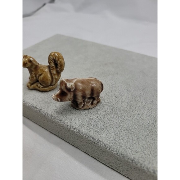 2 Wade Whimsies Figurines Squirrel & Pig  Mini porcelain animals - Picture 2 of 16